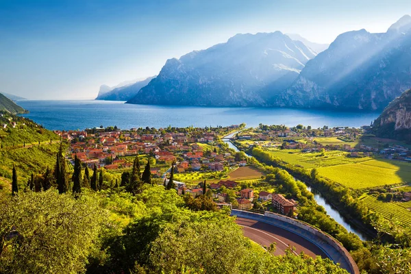 Ciudad de Torbole y Lago di Garda vista al atardecer — Foto de Stock