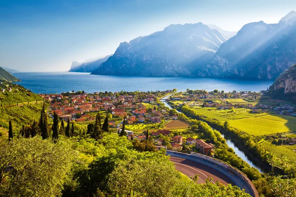 Staden av Torbole och Lago di Garda solnedgången — Stockfoto