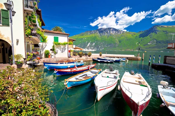 Gardasjön i staden Limone sul Garda vattnet se — Stockfoto