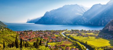 Torbole kasaba ve Lago di Garda gün batımı görünümü