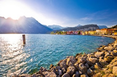 Lago di Garda şehir Torbole gün batımı görünümü