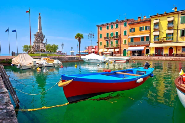 Lazise turquoise haven en uitzicht op Lago di Garda — Stockfoto