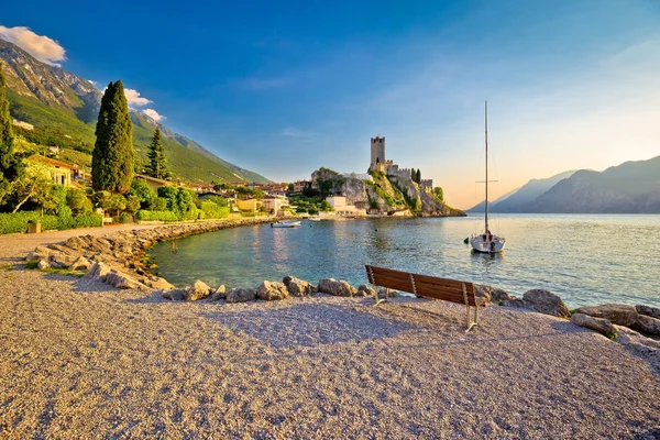 Castelo de Malcesine e vista para a praia — Fotografia de Stock