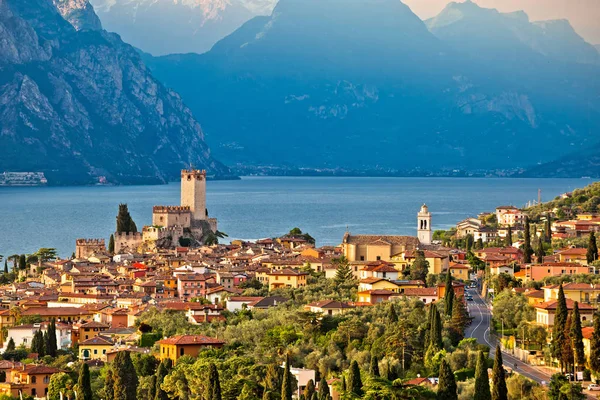 Staden Malcesine på Lago di Garda historiska stadssilhuetten — Stockfoto