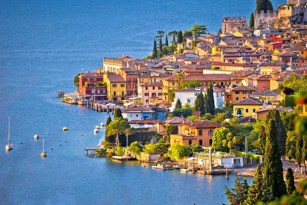 Ciudad de Malcesine en Lago di Garda vista frente al mar — Foto de Stock