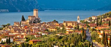 Malcesine şehir Lago di Garda tarihi silüeti üzerinde panoramik VI