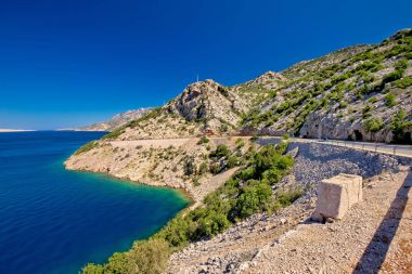 Doğal sahil yolu Velebit dağ altında