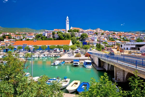 Cidade de Novi Vinodolski vista para a orla — Fotografia de Stock