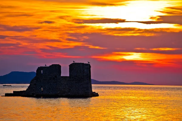 De oude ruïne Sukosan op de zonsondergang uitzicht op zee — Stockfoto