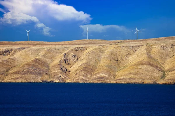 Каменный пустынный остров Паг вид на ветряные электростанции — стоковое фото