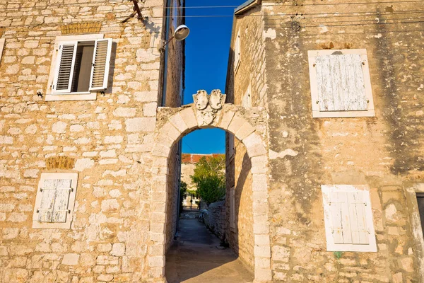 Mediterranean village of Zlarin stone architecture and gate view — Stock Photo, Image