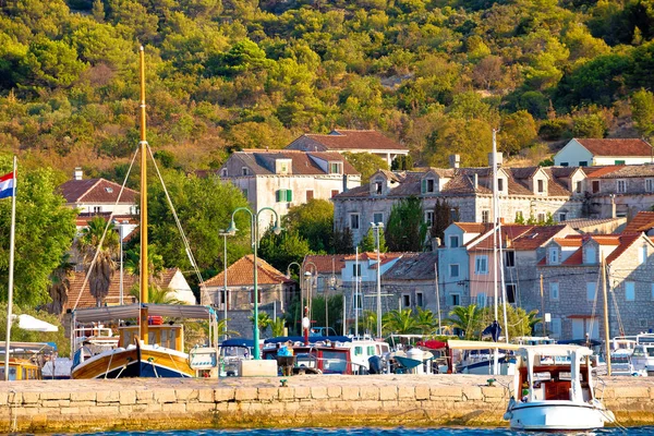 Färgglada harbor i Zlarin-ön — Stockfoto