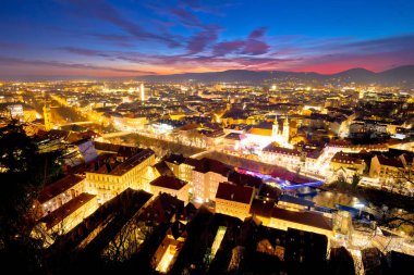 Schlossberg Graz hava gece panoramik görünümü