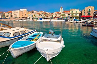 Kasaba Vodice turist su manzaralı