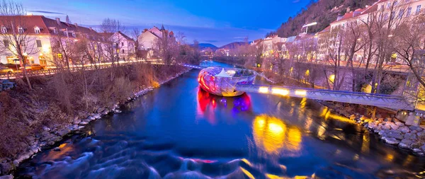 Város Graz Mura-folyó és a sziget-esti kilátás — Stock Fotó