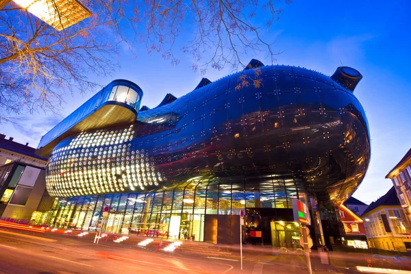 La vista nocturna de Kunsthaus Graz — Foto de Stock