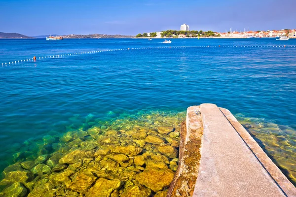 Stad van Vodice uitzicht vanaf strand — Stockfoto