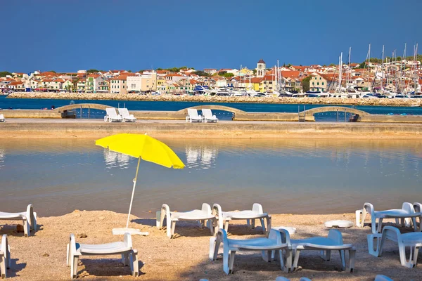 Adriatische stad Vodice strand en de jachthaven bekijken — Stockfoto