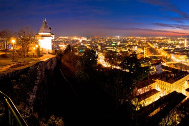 Schlossberg Graz hava gece panoramik görünümü