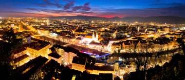 Schlossberg Graz hava gece panoramik görünümü