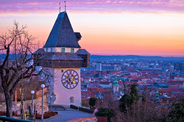 Graz landmark en stadsgezicht schemering uitzicht vanaf Schlossberg — Stockfoto