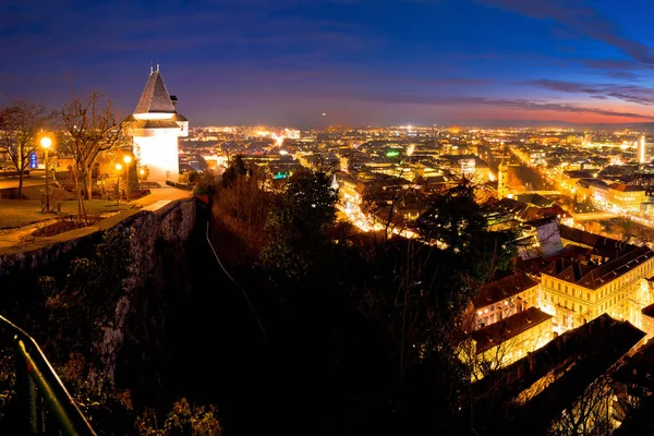 Graz lotu ptaka nocy panoramiczny widok z Schlossberg — Zdjęcie stockowe