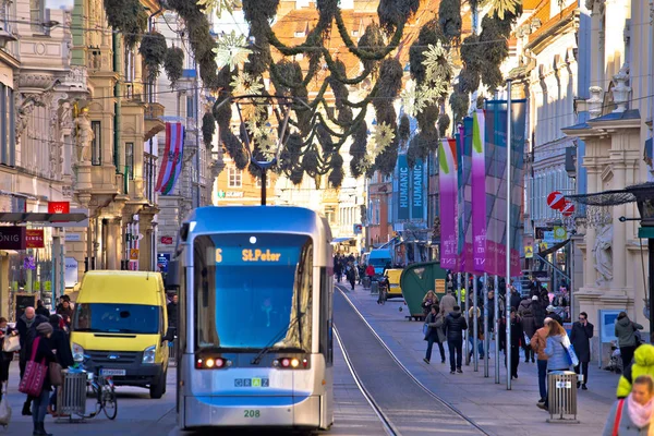 Ulica Herrengasse w Graz christmas time rush — Zdjęcie stockowe