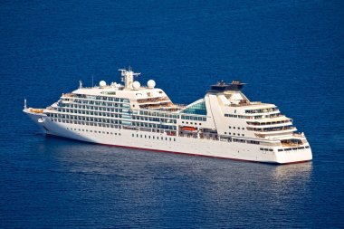 Adsız cruise gemi üzerinde mavi deniz havadan görünümü