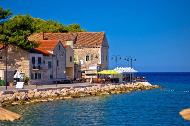 Primosten kasabanın sahili ve geçit görünümü