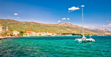Kastel Stari simge yapıları ve su manzaralı