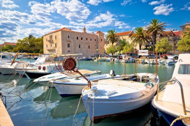 Kastel Luksic liman ve Simgesel yaz görünümü