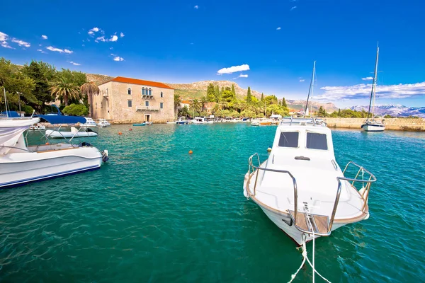 Frente al mar od Kastel Luksic pueblo vista de verano — Foto de Stock