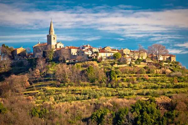 Vila montanhosa idílica de Groznjan vista — Fotografia de Stock