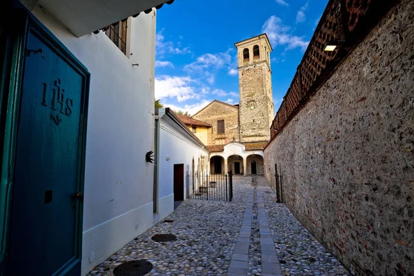 Piedra antigua calle italiana e iglesia en Cividale del Friuli — Foto de Stock