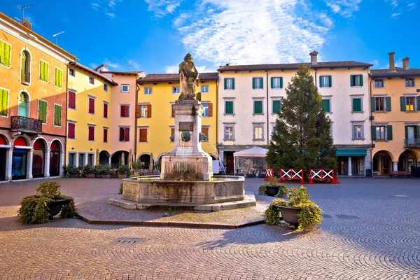 Stadt Cividale del Friuli bunte italienische Quadrat-Ansicht — Stockfoto