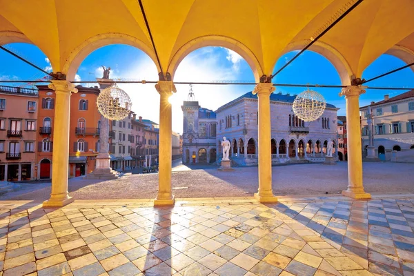 Antiguos arcos cuadrados italianos y arquitectura en la ciudad de Udine — Foto de Stock