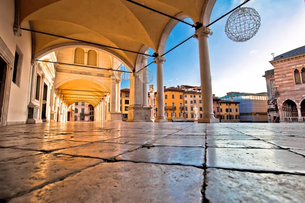 Antika italienska fyrkantiga bågar och arkitektur i staden Udine — Stockfoto