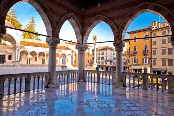 Antiguos arcos cuadrados italianos y arquitectura en la ciudad de Udine — Foto de Stock