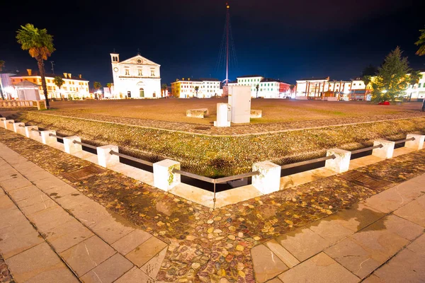 Praça central na cidade italiana de Palmanova vista noturna — Fotografia de Stock