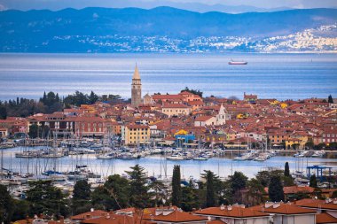 Izola şehir waterfront ve bay havadan görünümü