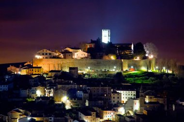 Motovun kasaba Istrian hill akşam görünüm