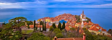 Pastoral kıyı kasaba, Piran Adriyatik Denizi havadan panoramik v