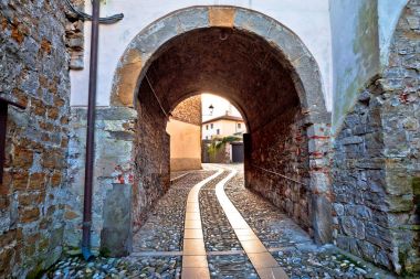 Cividale del Friuli renkli Arnavut kaldırımlı sokak