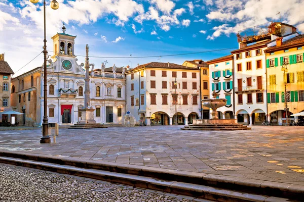 Piazza San Giacomo в поданні Удіне орієнтири — стокове фото