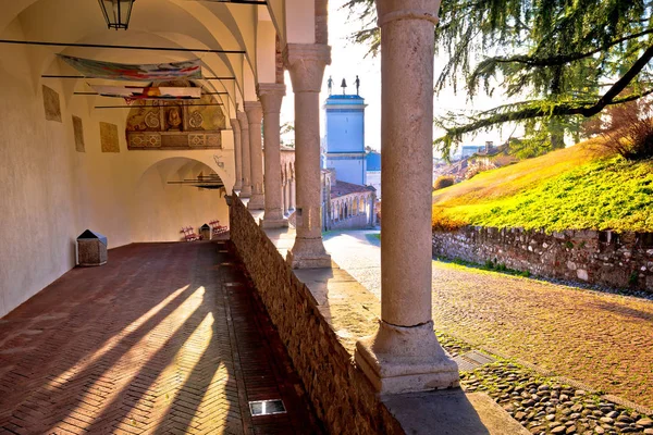 Antika italienska valv och street view i staden Udine — Stockfoto