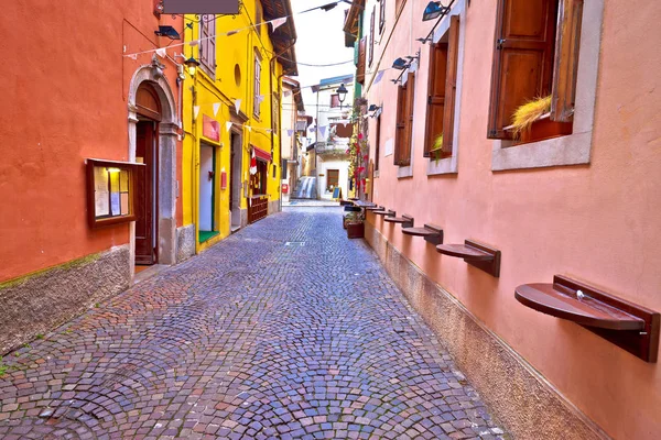 Cividale del Friuli renkli Arnavut kaldırımlı sokak — Stok fotoğraf