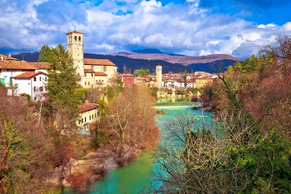 Cividale-дель-Фріулі, на скелі Natisone каньйон річки — стокове фото