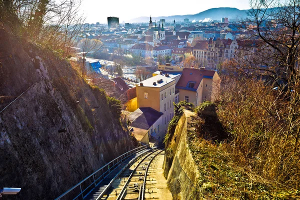 Graz vista del paisaje urbano desde el funicular de la colina de Schlossberg — Foto de Stock