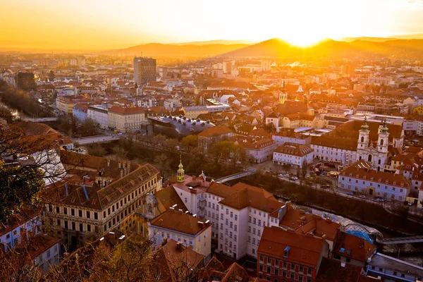 Graz stad centrum luchtfoto op branden zonsondergang — Stockfoto