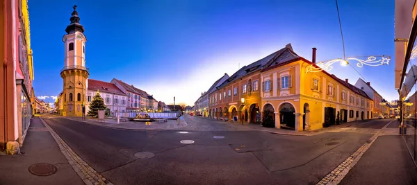 Bad Radkersburg huvudsakliga torget kvällen advent panoramautsikt — Stockfoto